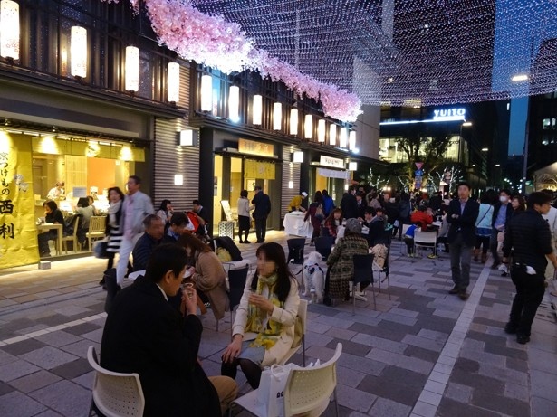 春の温かな陽気の中でおいしい料理を楽しめる「ニホンバシ桜屋台」