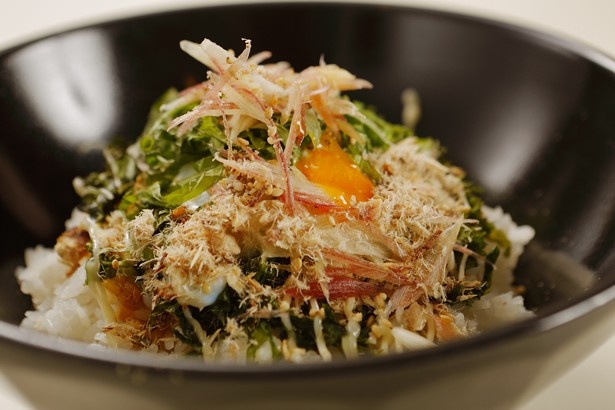 【写真を見る】「ムロ節ご飯のひつまぶし風」(900円)は、ムロ節ごはんを薬味と共に楽しんだあと、ダシをかけても美味