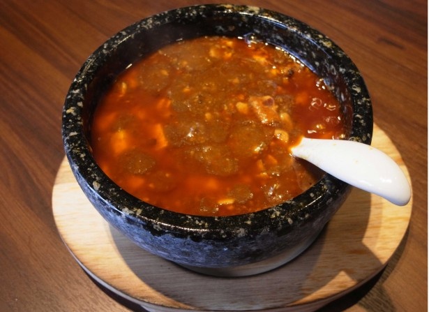 刺激的な辛さがクセになる「HOT麻婆豆腐」