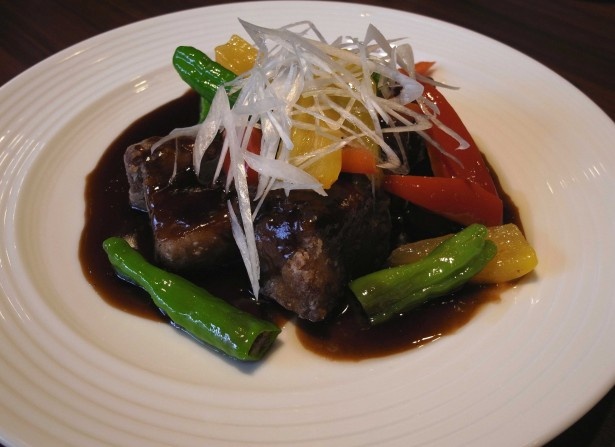 箸がスッと通るほどやわらかな豚肉が絶品の「バルサミコ酢豚」