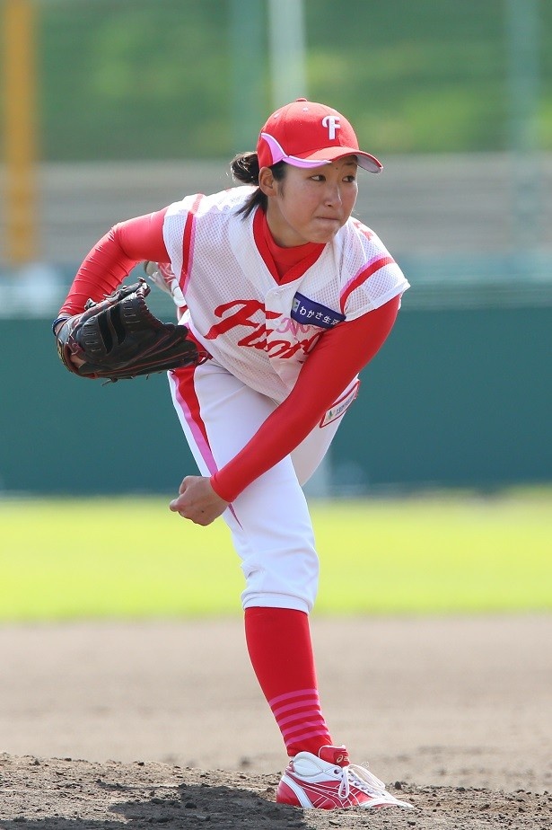 右打者の内角を攻めるクロスファイアが持ち味の植村美奈子（京都フローラ）