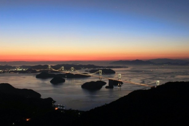 「亀老山展望公園」は、来島海峡大橋の光と夕日のコントラストが美しい、地元の名展望スポット