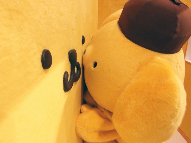ポムポムプリンをイメージした「もふもふ」な壁は癒し効果あり