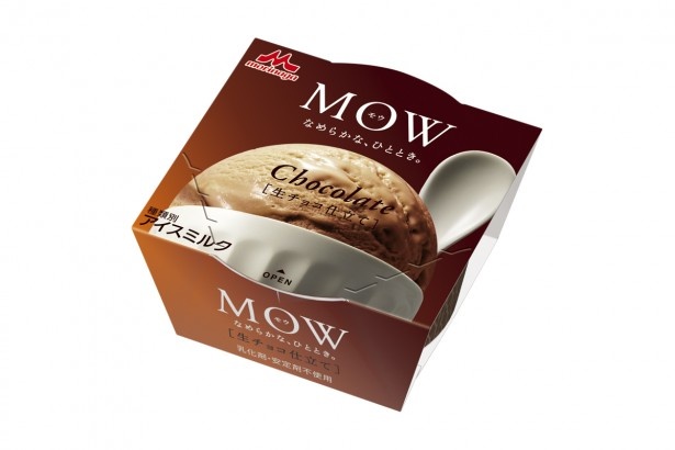 生チョコとエクアドル産カカオ豆100%を使用した人気商品「MOW(モウ) 生チョコ仕立て」(希望小売価格・税抜130円)