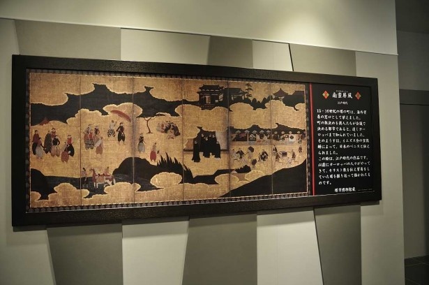 1階通路に展示されている江戸時代の南蛮屏風のレプリカ
