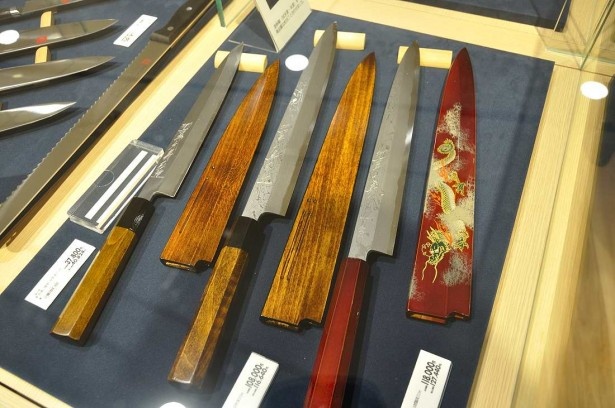 一般向けからプロ向けまで堺の包丁も多数そろう。中にはさや付きで、芸術品のようなものも