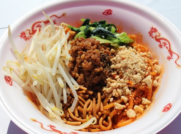 自家製麺 ほうきぼしの看板メニュー「汁なし担々麺」。“美しすぎる店主”が作る、ピリ辛担々麺をご賞味あれ！