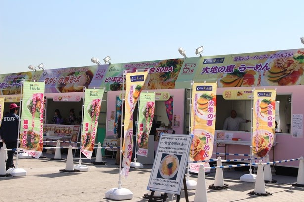 ラーメン女子博らしい、カラフルな色合いの店舗が並ぶ