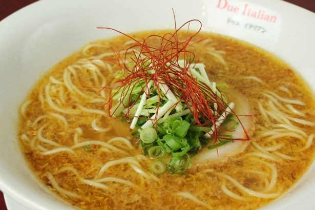 【写真を見る】黄金の塩らぁ麺 ドゥエイタリアンの「檸檬らぁ麺」。酸味の効いたその味わいに、ハマる女子が続出！