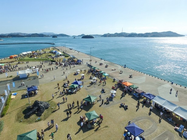 みなとオアシス宇野(岡山県)で2015秋に開催された、「UNOICHI～海が見える港のマルシェ」の様子