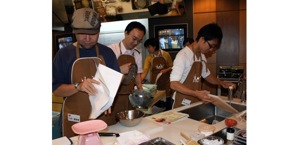 チームで料理なんて、なかなかない体験で戸惑う人も…