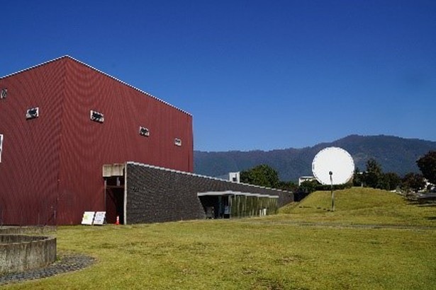 【写真を見る】世界的な建築家磯崎新氏により設計された奈義町現代美術館