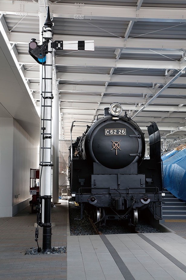 新名所である4月29日(祝)にオープンの京都鉄道博物館では、実物展示の全53両も紹介！