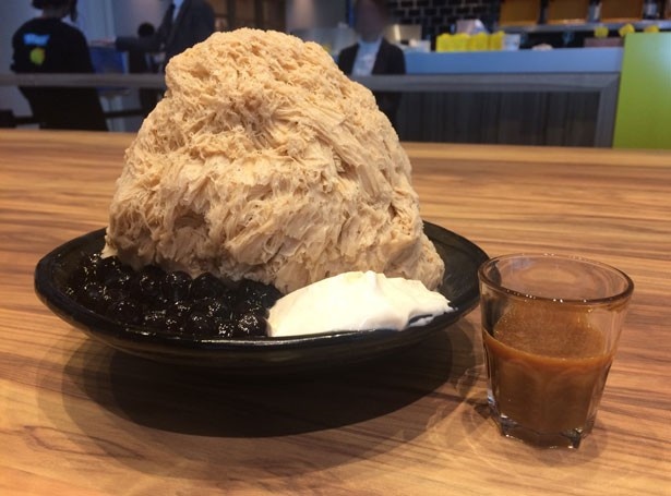 台湾の人気メニュー「タピオカミルクティーかき氷」(1,000円)