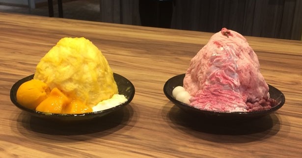 写真左が定番メニューの「マンゴーかき氷」(1500円)