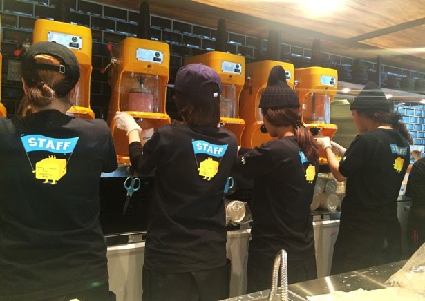 特製のかき氷マシンで作られるアイスモンスター