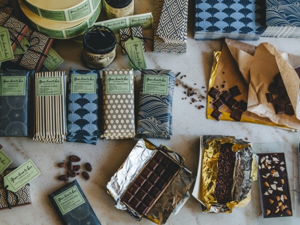 【写真を見る】「green bean to bar CHOCOLATE」のチョコレートは、世界各国で厳選したカカオ豆とオーガニックの砂糖のみ。高品質かつ安心安全だ