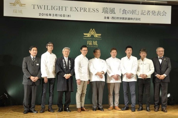 一堂に会した食の匠たち。左からJR西日本堀坂明弘取締役、小山賢一さん、上野さん、米田さん、村田さん、原さん、上田さん、小山進さん、門上さん