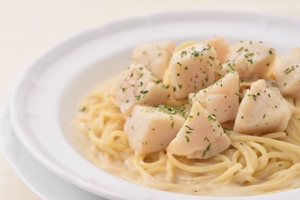 道東の野付町産の大きなホタテを贅沢に使用したクリームパスタ「野付のすごい帆立のスパゲティ」(950円)