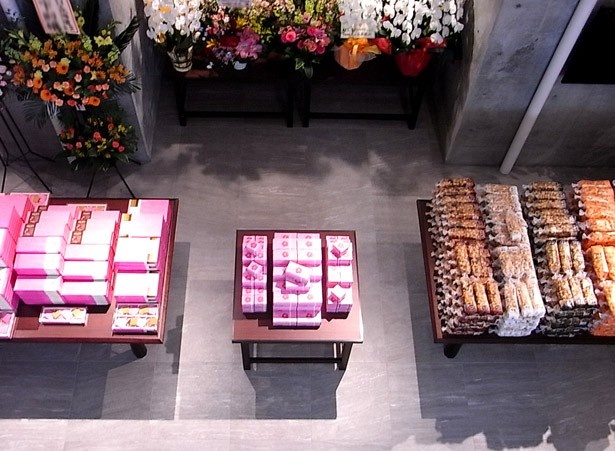 1階では「北菓楼」で人気の「北海道開拓おかき」などの定番商品ほか、ほぼすべてのラインナップを取りそろえる