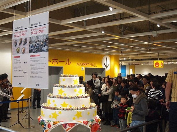 リニューアルオープン当日は、お祝いケーキが来場者にプレゼントされた