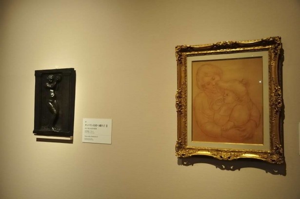 ルノワールは彫刻や版画なども手掛けていた。右はガブリエルと長男を描いた「ガブリエルに抱かれるジャン・ルノワール」