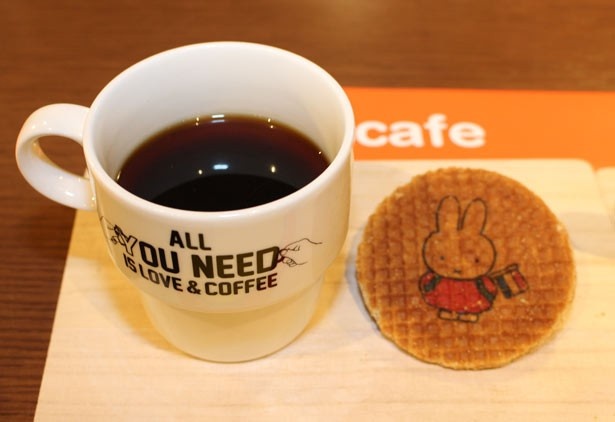 「HOTコーヒー ～ミッフィーのプリント入りストロープワッフル付き」(税抜880円)。ワッフルをカップの上に置き、中のシロップが溶けてきたら食べごろ！※ホットティーもあり