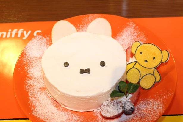 「ミッフィーのおばけシフォンケーキ?!」(税抜1380円)。ふわっとしたキャロットシフォンケーキの上に、ミッフィーの顔を描いた一品