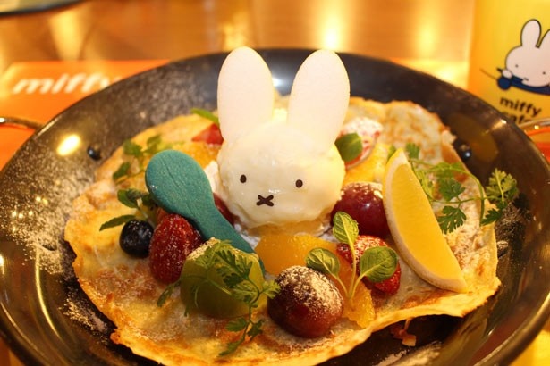 「ミッフィー風パンケーキpannenkoeken（パンネンクーケン）」(税抜1380円、マグカップ付き・税抜1680円)。薄くもっちりした生地が特徴の、オランダ流パンケーキ