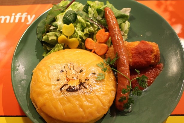 「お花畑をサイクリング♪チーズパンケーキ」(税抜1180円)。チューリップのお花畑の中を、ミッフィーがサイクリング！パンケーキの中にはベーコンもサンドされている