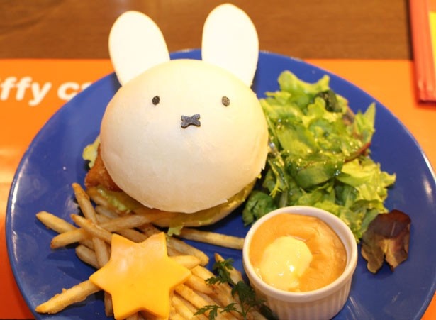 「おっきなミッフィーがバーガーに!? チキンシュニッツェルバーガー」(税抜1380円)。鶏胸肉をパン粉で揚げて作ったカツレツ「シュニッツェル」を使ったバーガープレート