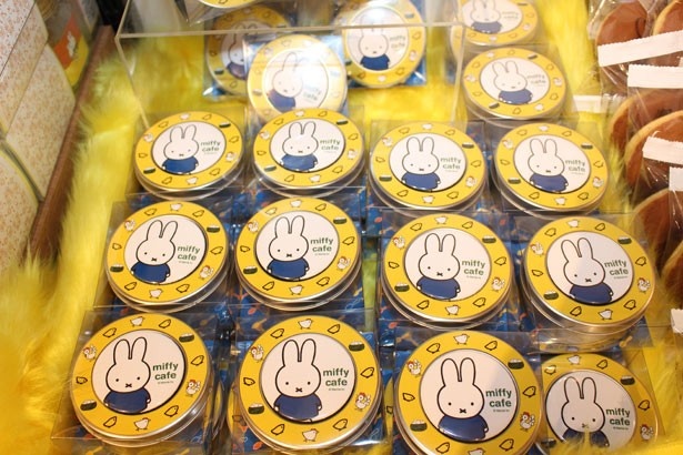 「マグネット付メレンゲ缶」(税抜800円)。缶に付いているマグネットは取り外して使える