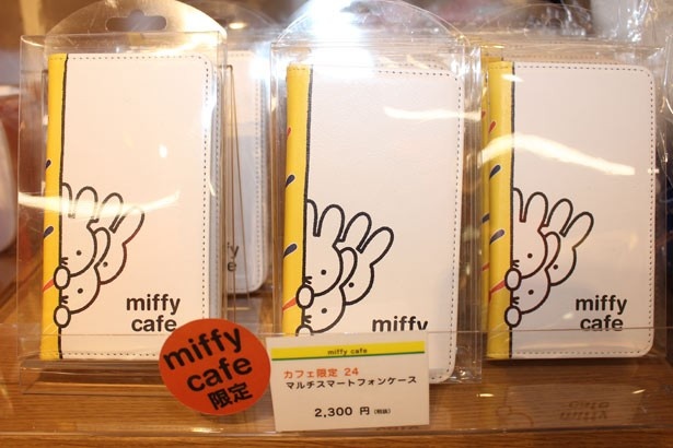 壁から覗くミッフィーがデザインされた「マルチスマートフォンケース」(税抜2300円)