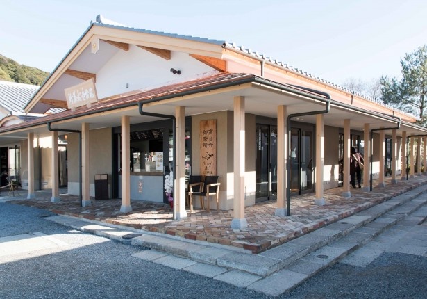 高台寺駐車場横にできたSLOW JET COFFEE。木のぬくもりを感じる造りだ
