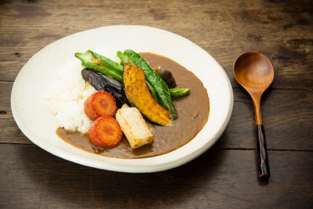ビーフカレーには地元の京野菜をたっぷりのせて