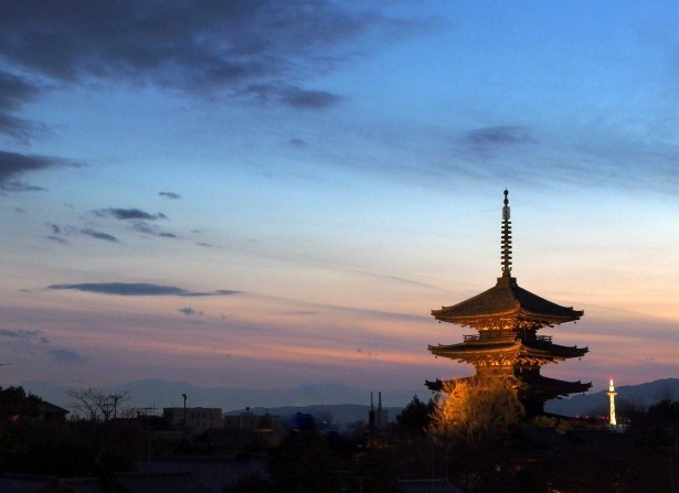 東側には八坂の塔や、京都タワーを望む