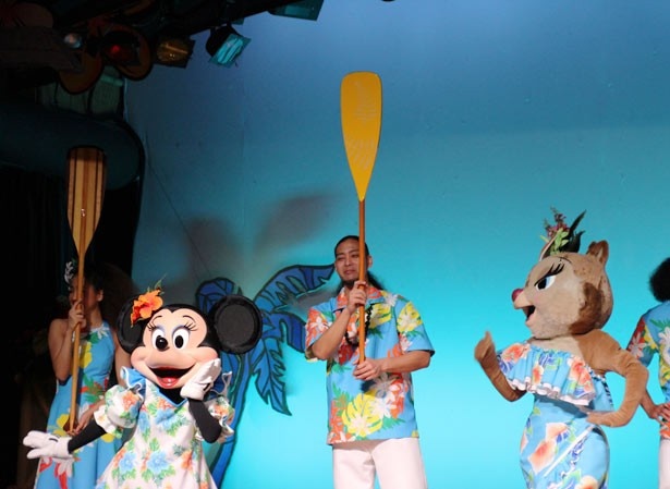 ミニーマウスは黄色のパドルに決定！誕生日をお祝いする