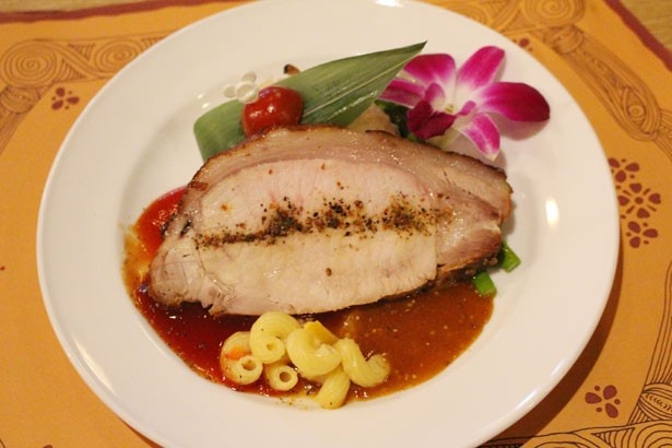 大人用ディナーメニューのメイン「ローストポーク、粒マスタードソースとBBQソース、きのこのガーリックバターライス添え」。柔らかく脂の乗った豚肉が絶品！