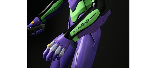 左右の腕には「EVANGELION-01 TEST TYPE」の文字