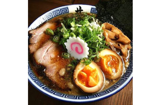 【ラーメン井田商店】「特醤油ラーメン」(￥850)。まろやかな口当たりの醤油スープに煮干しや昆布などの魚介がバランスよく加わる。玉子やナルトなどで彩りもgood！