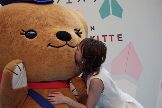 「すっごいかわいい～！」と「ぽすくま」に熱いキス