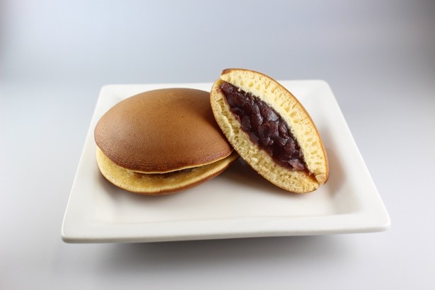 和洋菓子店「とかち村」のどら焼きは、粒あん(108円)のほかレアチーズ(177円)やプリンどら(226円)など種類豊富
