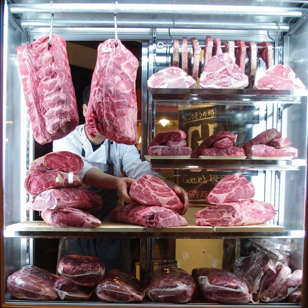 肉を熟成することで旨味を凝縮し、柔らかさもアップさせる