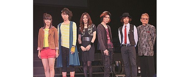 左から山本ひかるさん、菅田将暉さん、上木彩矢さん、TAKUYAさん、桐山漣さん、寺田農さん