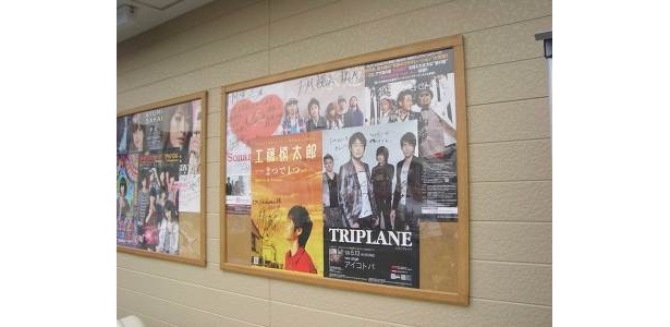 同じくゲストのポスターも。横浜ウォーカーに登場してくれた「CLIFF EDGE」や「May J.」も