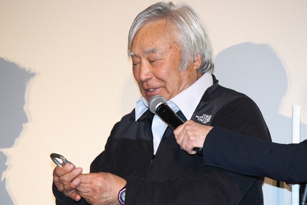 【写真を見る】V6岡田、レジェンドからのプレゼントに感激!