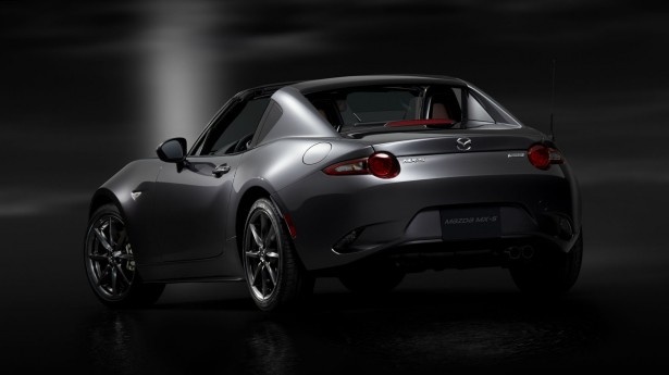 【写真を見る】「Mazda MX-5 RF」はなだらかに傾斜するルーフラインが特徴のファストバックスタイル