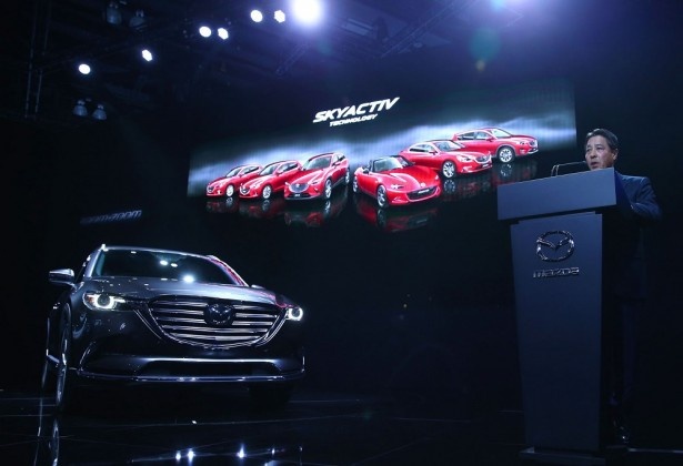2015年にロサンゼルスオートショーで初公開された新型「マツダ CX-9」のボディカラーにマシングレーを採用