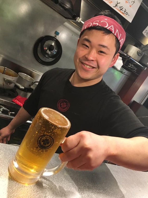 「泡なしこぼれ生ビール」(464円)は、名前のとおり泡のないビールで、泡の分だけお得に飲める