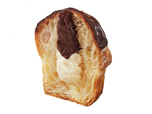 生地を割るとアーモンド風味のチョコクリームとカスタードホイップがたっぷり